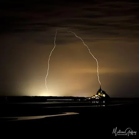 Dom wakacyjny La Tireliere, Longere Bord De Avec Jardin Surville (Manche)