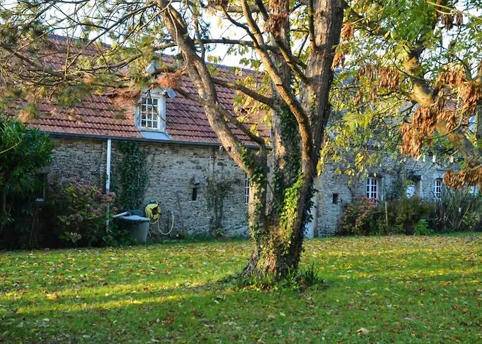 Ferienhaus La Tireliere, Longere Bord De Avec Jardin